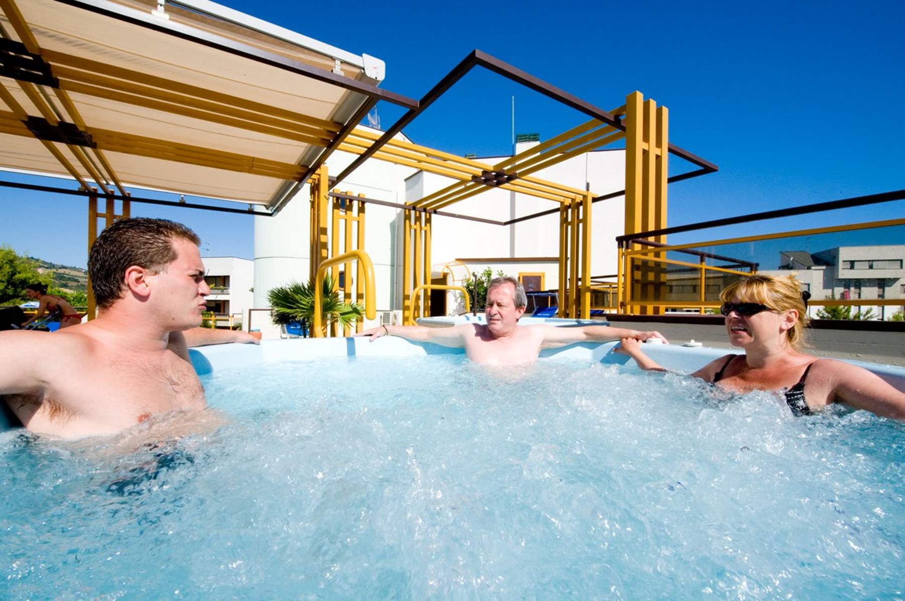 Residence Hotel Paradiso - Vasca idromassaggio per adulti Residence Hotel Paradiso per famiglie - Relax nella vasca idromassaggio