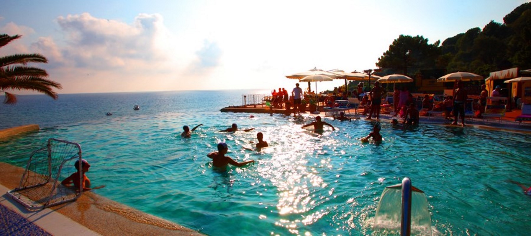 Villaggio Resort Baia del Silenzio Palinuro - giochi in piscina Villaggio Resort baia del silenzio Palinuro - Giochi in piscina per famiglie