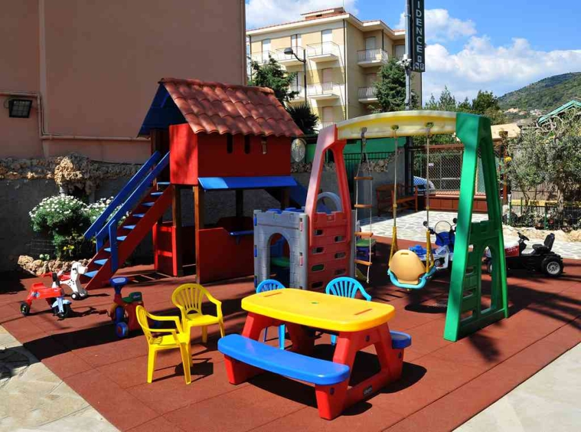 Il giardino del Residence Villa Alda a Pietra Ligure - Vacanze per bambini in Liguria Il parco giochi del Villa Alda a Pietra Ligure -Residence i in Liguria