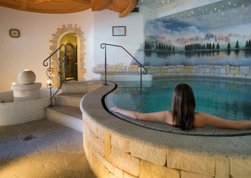Zona con vasca idromassaggio Hotel Monzoni per famiglie Benessere nella spa del Monzoni Hotel
