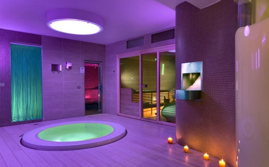 Yes Hotel Touring per famiglie - Spa con piscina riscaldata Yes Hotel Touring a Rimini - Spa con piscina per famiglie