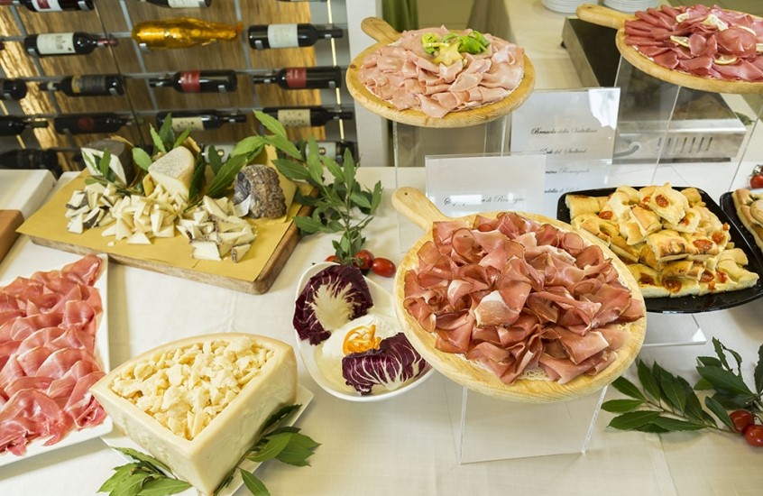 Yes Hotel Touring per famiglie - Buffet di antipasti Yes Hotel Touring per famiglie - mangiare al Golden