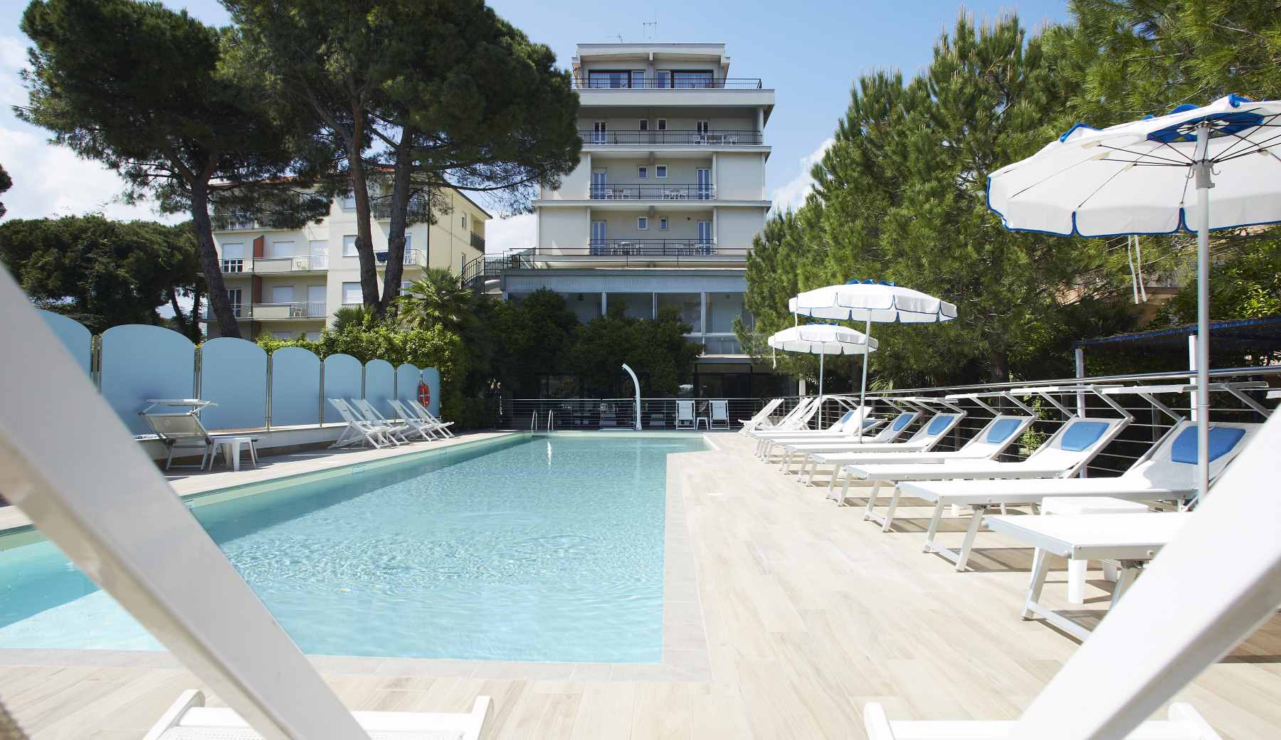 La Piscina del Residence Hermitage a Pietra Ligure - Vacanze in Liguria La piscina del Residence Hermitage a Pietra Ligure - Residence in Liguria con piscina