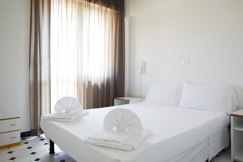 Una camera del Residence Hermitage a Pietra Ligure - Vacanze con i bambini in Liguria Una camera del Residence Hermitage a Pietra Ligure - Vacanze con i bambini in Liguria