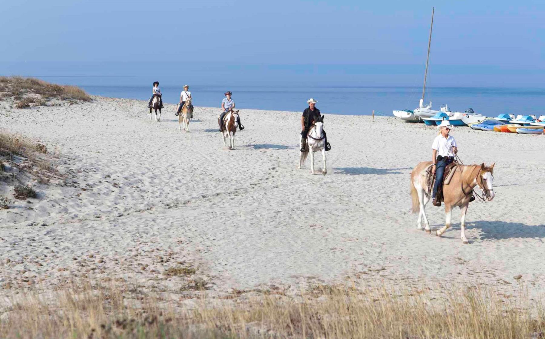 Horse Country Resort - passeggiate a cavallo in famiglia Horse Country Resort in Sardegna - passeggiate in spiaggia a cavallo in famiglia