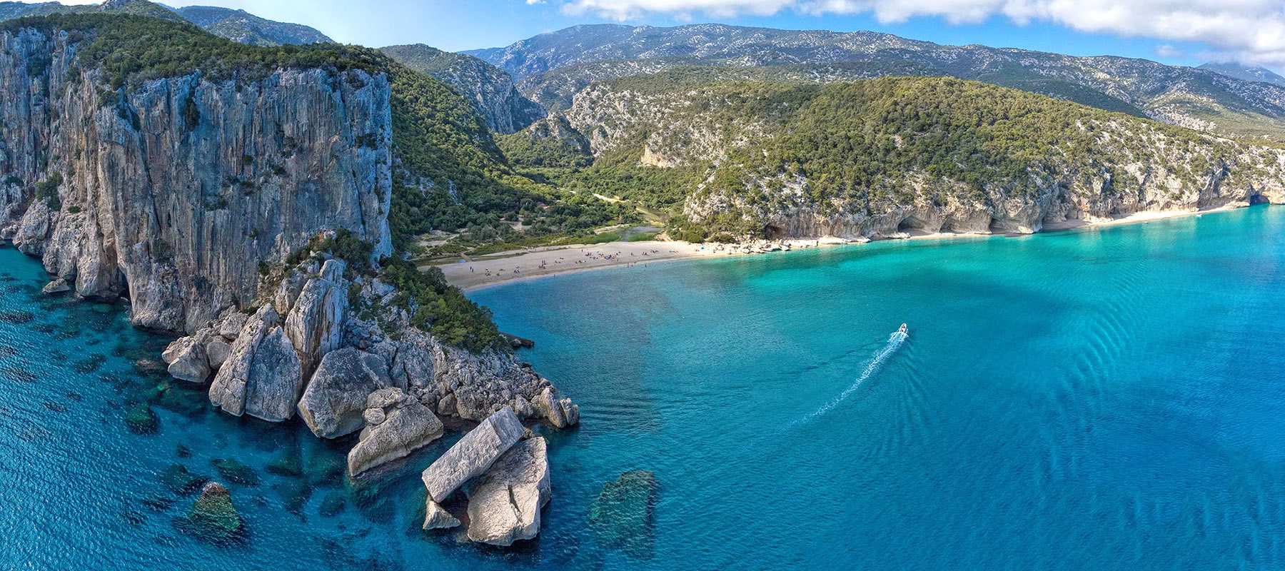 Cala Gonone - vista mare ed entroterra Cala Gonone in Sardegna - vista mare ed entroterra per famiglie