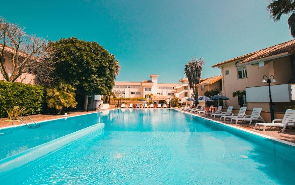 Piscina per famiglie - Apulia Hotel in Calabria Grande piscina per famiglie - Apulia Hotel