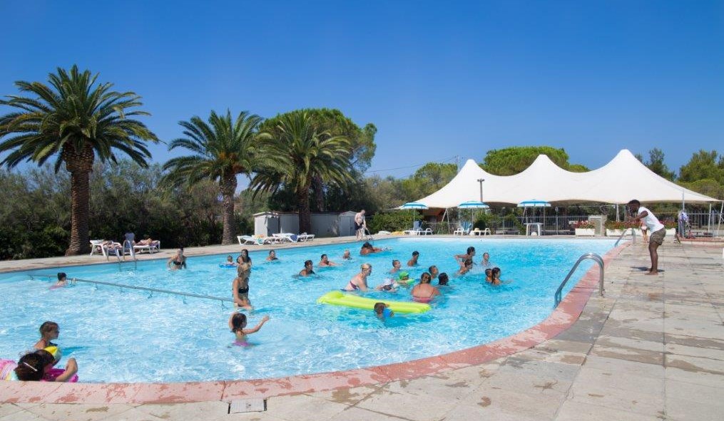 Ampia piscina per famiglie -Camping Toscana Bella Camping Toscana Bella - Piscina per famiglie