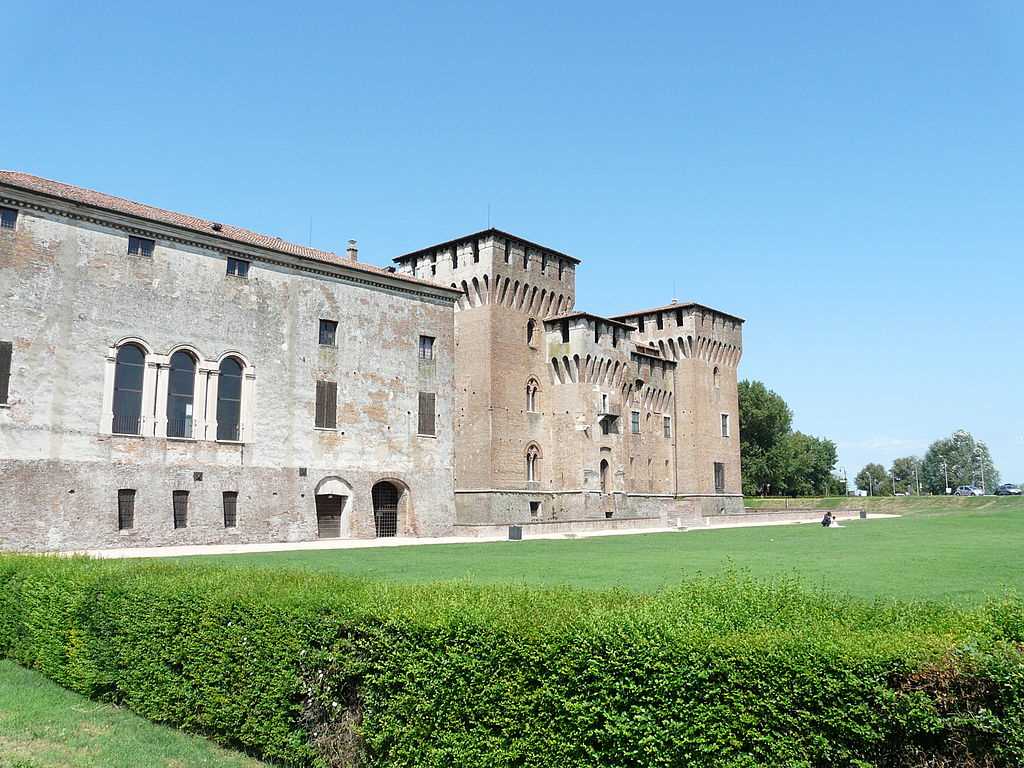 Giocare sul prato di palazzo Ducale e castello San Giorgio per visitare Mantova con i bambini